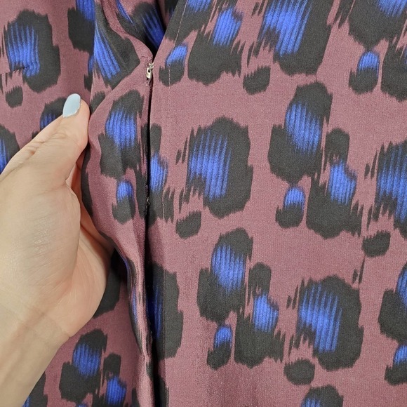 J. Crew Sleeveless V-Neck Leopard Print Blouse Burgundy Blue Size 00 - Picture 3 of 10